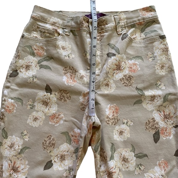 🚫SOLD🚫NWT Gloria Vanderbilt Amanda Floral Capri Pants Women’s Size 10 Stretch - Picture 9 of 13